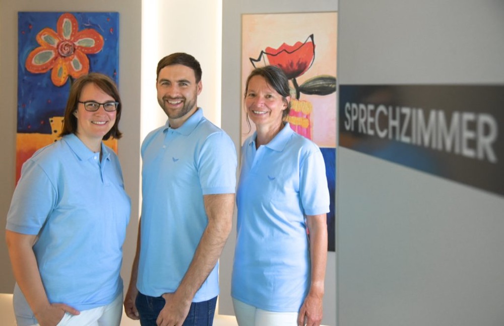 Das Ärzteteam der Hausarztpraxis Alsfeld vor dem Sprechzimmer